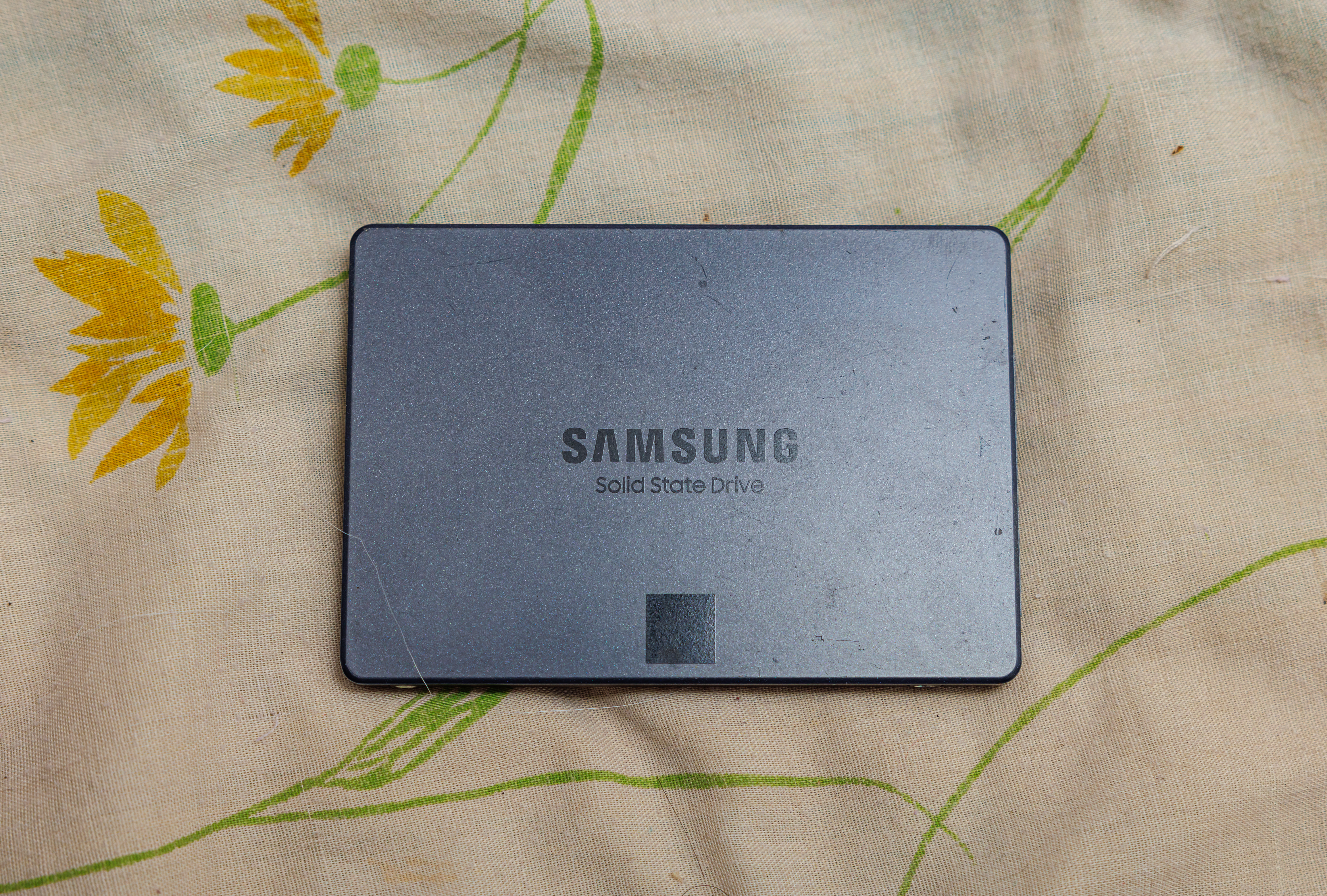 Authentic Samsung 870 QVO SATA SSD - 1TB photograph; primary